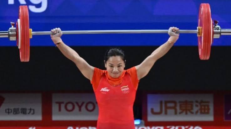 एशियन गेम्स 2026 में महिलाओं की 49kg वेटलिफ्टिंग कैटेगरी में सिल्वर मेडल जीतकर नई दिल्ली लौटीं मीराबाई चानू 
