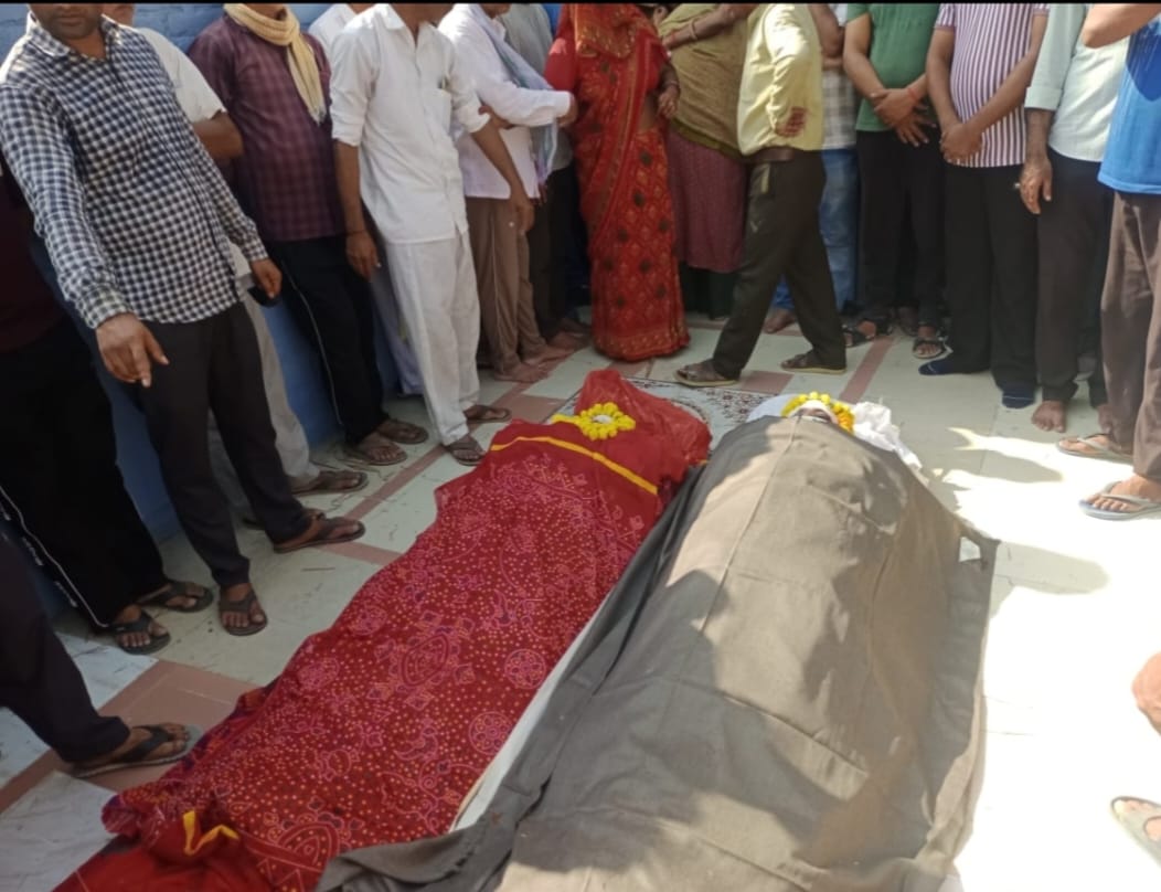 चिकित्सक परिवार की मौत: एक पर पिता-पुत्र और दूसरी चिता पर मां-बेटी का दाह संस्कार