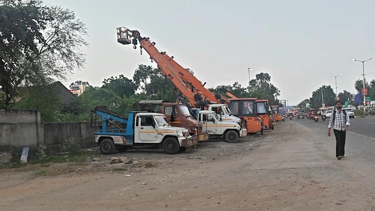 चित्तौड़ रोड पर रेलवे फाटक से रामधाम तक पूरी सर्विस लेन पर अवैध कब्जा - सडक़ सुरक्षा बैठक के दावों की खुली पोल