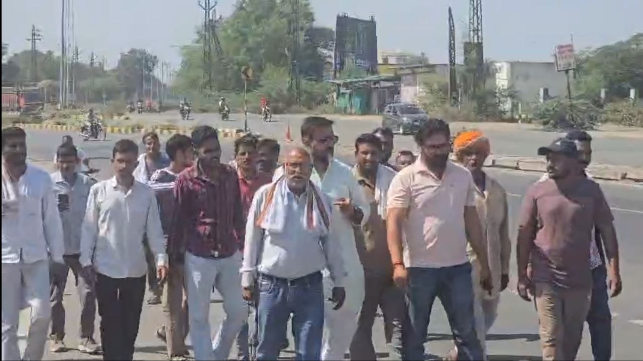 वृद्ध महिला से लूट व हमले के मामले में नहीं हुई गिरफ्तारी, क्षेत्रवासियों ने पुर थाने का किया घेराव