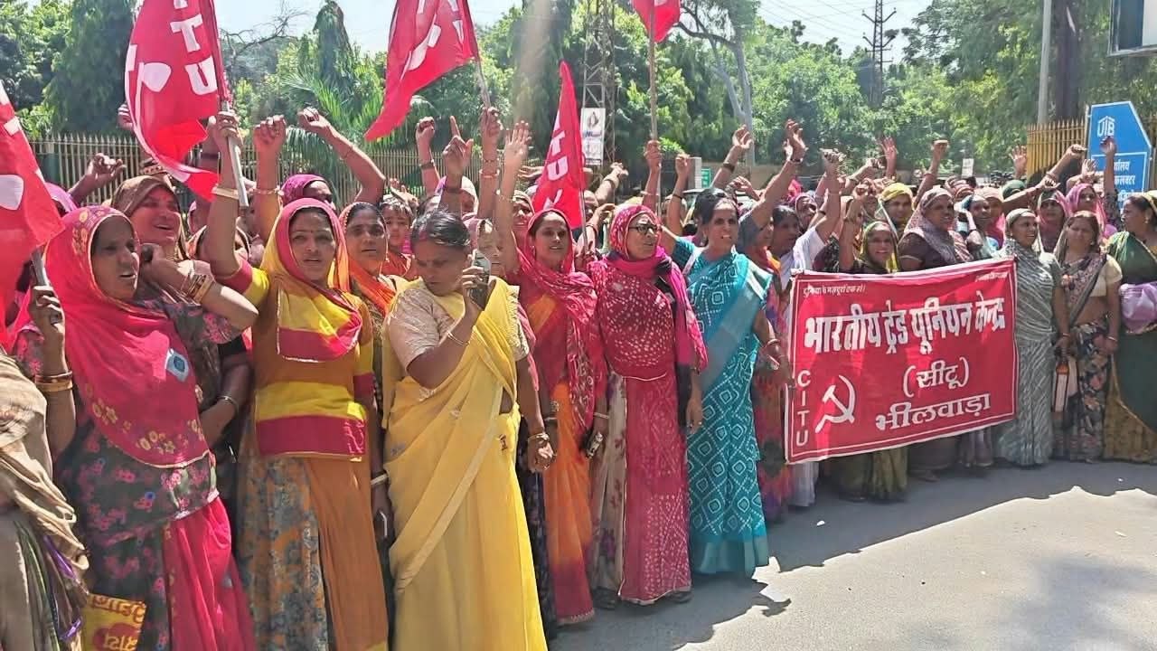 मानदेय वृद्धि, नियमितीकरण और 12 माह के वेतन की मांग, कुक कम हेल्पर्स ने किया प्रदर्शन
