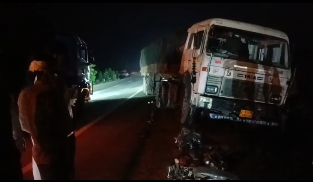 नेशनल हाईवे पर ट्रेलर ने बाइक को रौंदा: पति की दर्दनाक मौत, छिटक कर दूर गिरी पत्नी की बची जान
