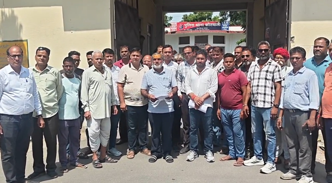 कोतवाली में पार्षदों का प्रदर्शन: निर्दोष कार्यकर्ताओं पर फर्जी केस का आरोप, निष्पक्ष जांच की मांग