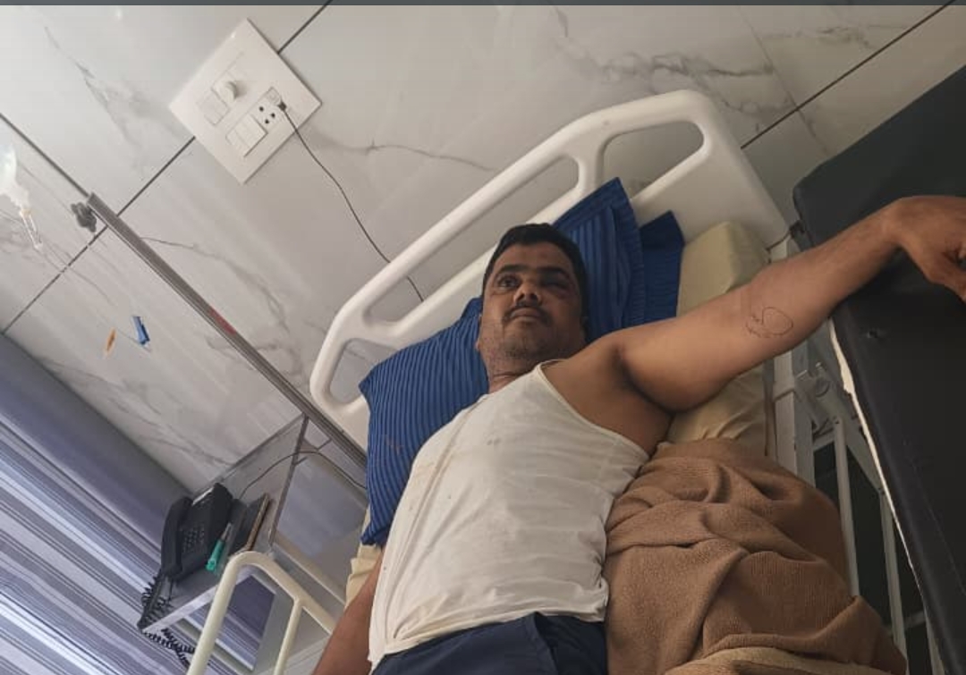 युवक पर जानलेवा हमला: लोहे के सरियों और पाइप से मारपीट