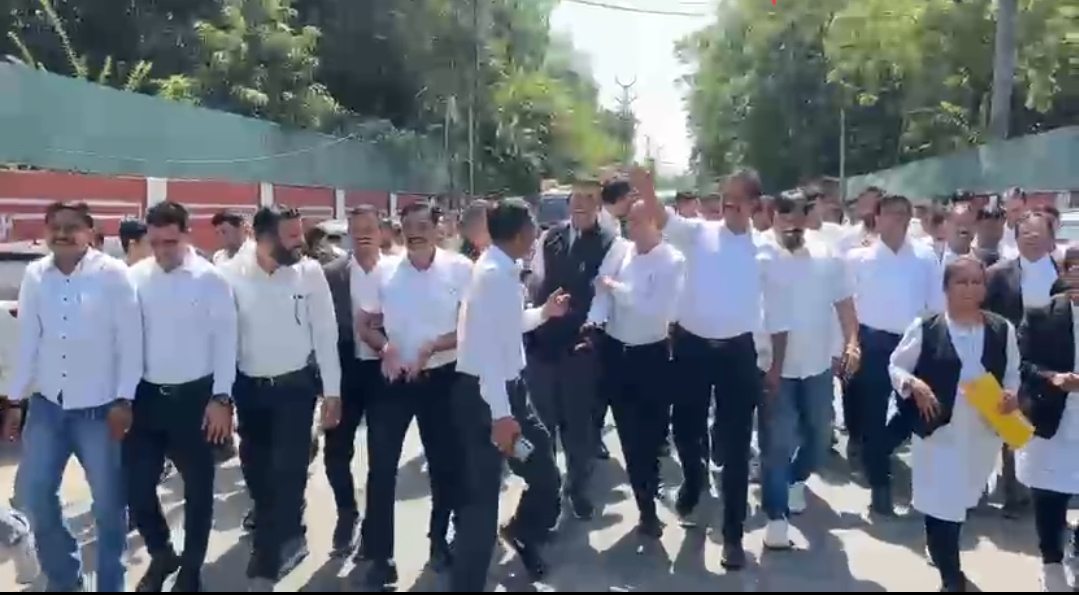 अधिवक्ता पर जानलेवा हमले के आरोपी की गिरफ्तारी नहीं होने से आक्रोश